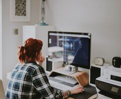 une femme travaillant sur son ordinateur depuis chez elle